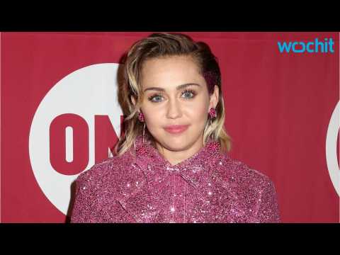 VIDEO : Miley Cyrus Wears Pink Suit for World AIDS Day Performance