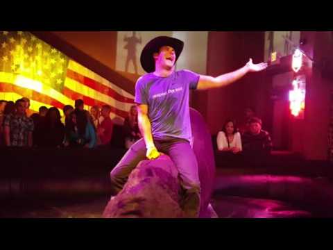 VIDEO : Scott Eastwood se remet en selle dans un bar de San Diego