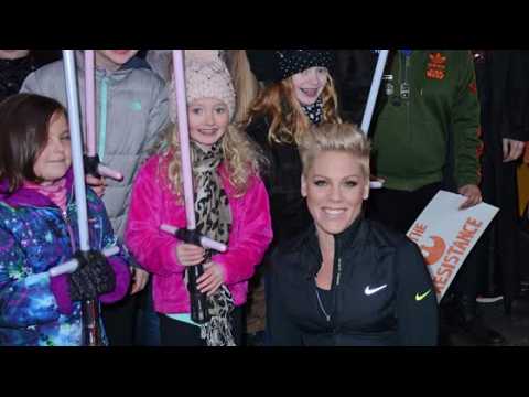 VIDEO : Pink Denies Autograph Hunters at Good Morning America