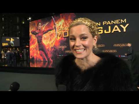 VIDEO : 'The Hunger Games: Mockingjay - Part 2' World Premiere: Elizabeth Banks