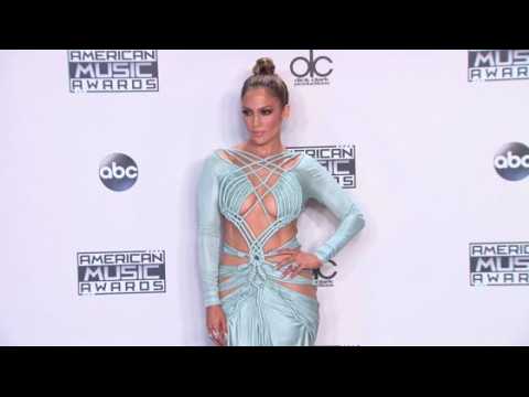VIDEO : Jennifer Lopez And Other Body Baring AMA Beauties