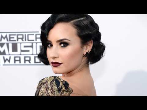 VIDEO : Selena Gomez and Demi Lovato Rock Bare Back!