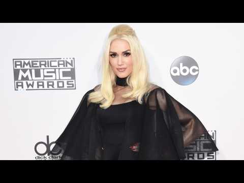 VIDEO : Gwen Stefani Leads AMA Fashion Fails