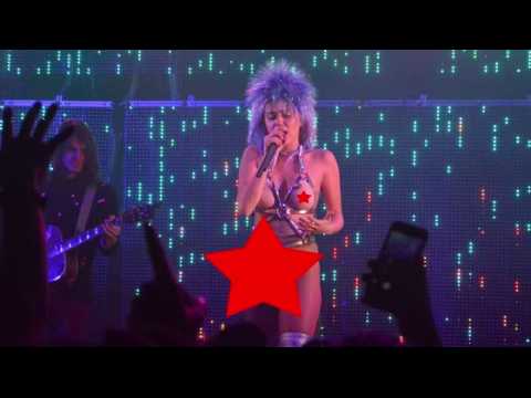 VIDEO : Miley Cyrus Shocks Chicago With Prosthetic Sex Toy Performance