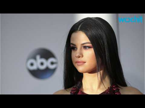 VIDEO : American Music Awards 2015: Selena Gomez Stuns in Red