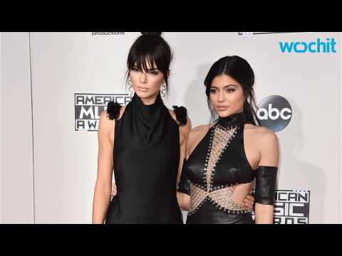 VIDEO : Kylie And Kendall Jenner Coordinate In All Black For AMA's