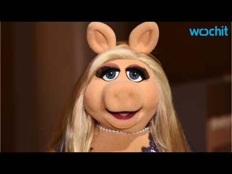 VIDEO : Miss Piggy Does Adele 'Hello' Cover