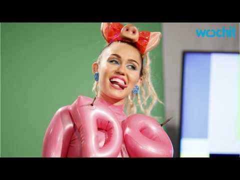 VIDEO : Miley Cyrus Wears Fake Boobs, Strap-On Dildo