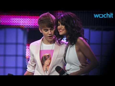 VIDEO : Selena Gomez Gets Close to Ex Justin Bieber