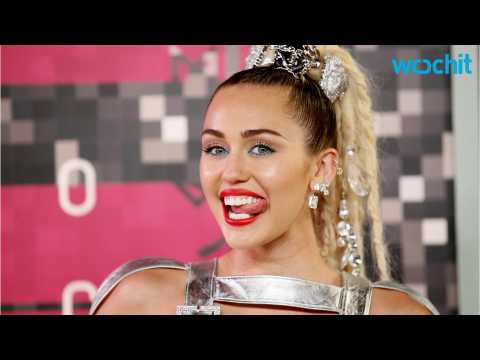 VIDEO : Miley Cyrus Drops New 