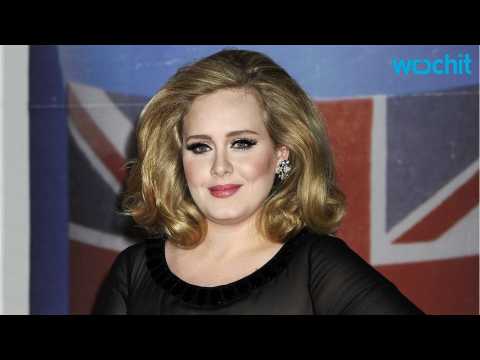 VIDEO : Adele Pranks Fans as Impersonator