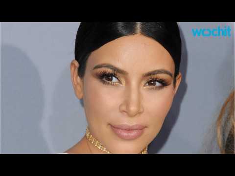 VIDEO : Kim Kardashian Was Caught Photoshopping a Photo