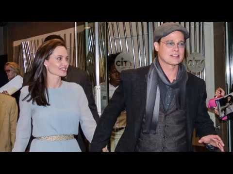 VIDEO : Angelina Jolie et Brad Pitt se montrent affectueux à la première de Vue sur mer