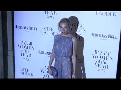 VIDEO : Sienna Miller quitte la soire de Harper's Bazaar avec une rcompense