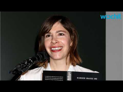 VIDEO : Carrie Brownstein and Amy Poehler Put on Impromptu Wedding Ceremony at Book Signing