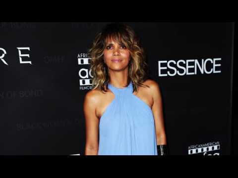 VIDEO : Halle Berry's got the Blues! First Red Carpet Sighting Since Announcing her Divorce!