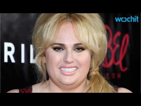 VIDEO : Rebel Wilson Throws Shade at Jenner Sisters!
