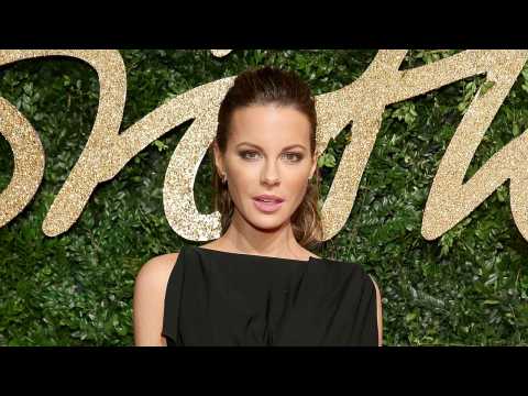 VIDEO : Kate Beckinsale Appears Ringless on Red Carpet!