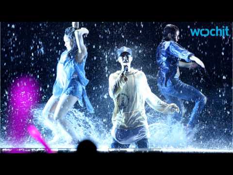 VIDEO : Justin Bieber Makes it Rain During ?Purpose? Medley, Is Still ?Sorry? at American Music Awar