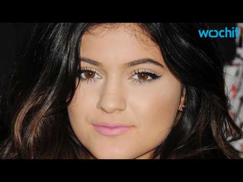 VIDEO : Kylie Jenner?s Makeup Probably Costs More Than Your Rent