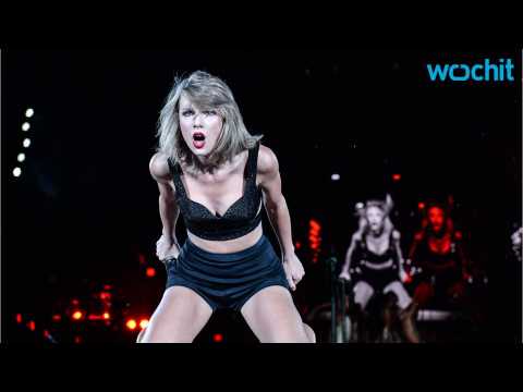 VIDEO : Taylor Swift Sings For Nearly Deaf Fan