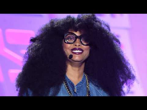 VIDEO : Erykah Badu Blasts Iggy Azalea At Soul Train Awards