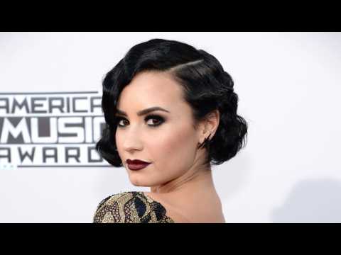 VIDEO : Nail of the Day: Demi Lovato's AMAs Glam Mani!