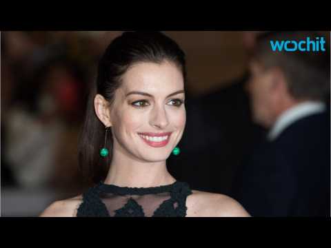 VIDEO : Anne Hathaway Showing Baby Bump