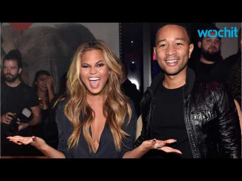 VIDEO : Chrissy Tiegen and John Legend Fill Their Faces With Thanksgiving Feast!