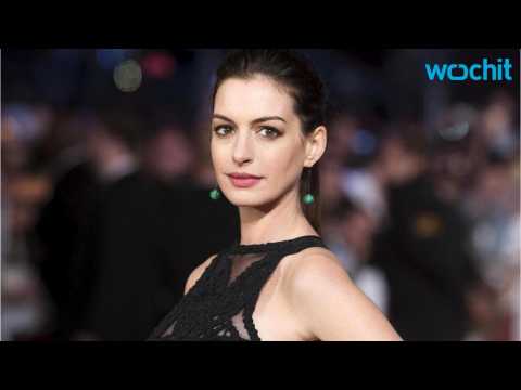 VIDEO : Is Anne Hathaway Pregnant?
