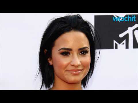 VIDEO : Body Positive Demi Lovato Signs With Top Modeling Agency