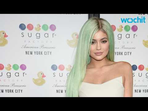VIDEO : Kylie Jenner Debuts New Short Hairstyle