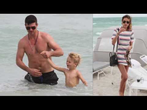 VIDEO : Robin Thicke  la plage avec son fils et sa copine April Love Geary