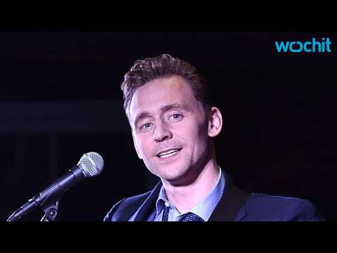 VIDEO : Tom Hiddleston Does Hank Williams Impression Live on Stage