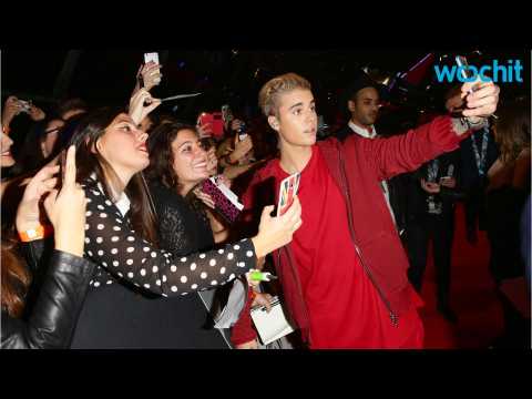 VIDEO : Justin Bieber Charges $2000 for Selfies With Fans