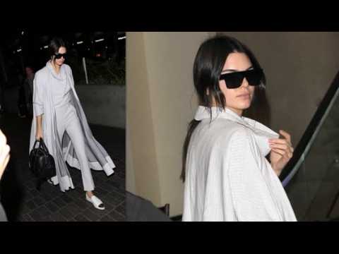 VIDEO : Kendall Jenner Makes Australia Flight Fashionable
