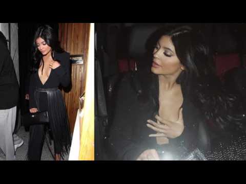 VIDEO : Kylie Jenner vite un accident vestimentaire