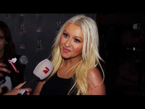 VIDEO : Christina Aguilera Dishes Real Life Advice to Gwen Stefani and Blake Shelton