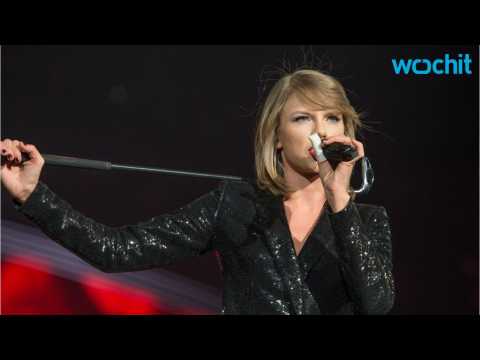 VIDEO : Taylor Swift Delivers Chilling Acoustic 'Out of the Woods' Performance