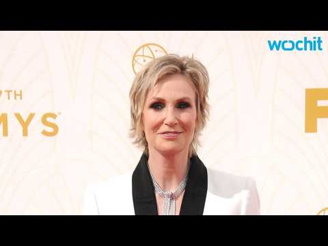 VIDEO : Jane Lynch Will Host the 2016 People's Choice Awards