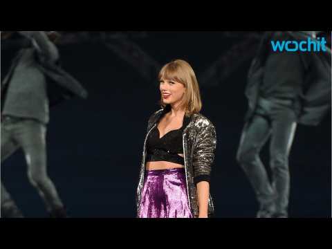 VIDEO : Taylor Swift Talks Harry Styles, Turns 'Out of the Woods' Into Piano Ballad