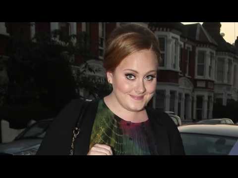VIDEO : Adele's Twitter; Who is Behind the Tweets?