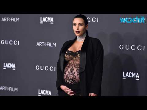 VIDEO : Kim Kardashian Showed Off Her Baby Bump