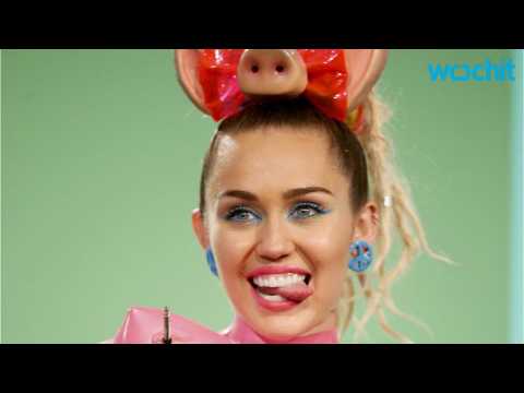 VIDEO : Miley Cyrus Licks Celebrity Piano For Charity