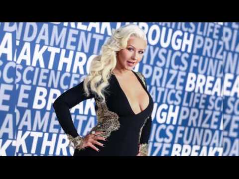 VIDEO : Christina Aguilera Brings Hollywood Glamour To Science Awards