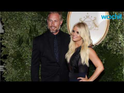 VIDEO : Jessica Simpson And Eric Johnson Make Head-Turning Entrance at LAX
