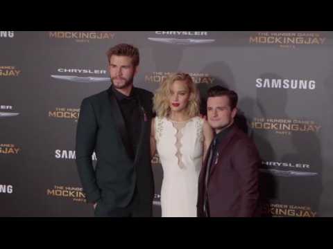 VIDEO : Jennifer Lawrence Battles The Cold At LA Premiere