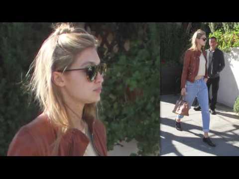 VIDEO : Gigi Hadid Works Off Duty Look For Lunch
