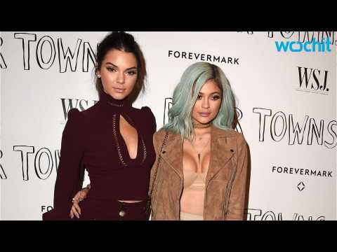 VIDEO : Kylie and Kendall Jenner Got Egged in Australia...