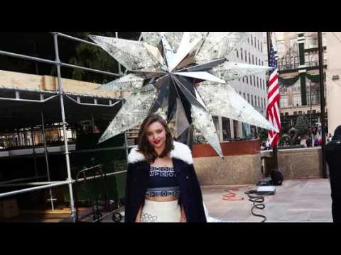 VIDEO : Miranda Kerr Raises Swarovski Star in New York City in Stunning Outfit